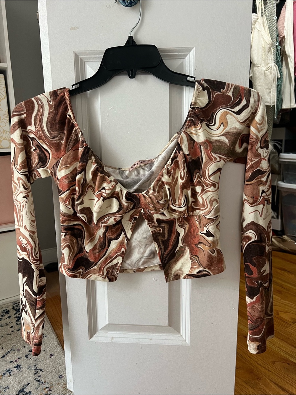 Women’s Swirl Print Long-Sleeve Crop Top - Trendy Style